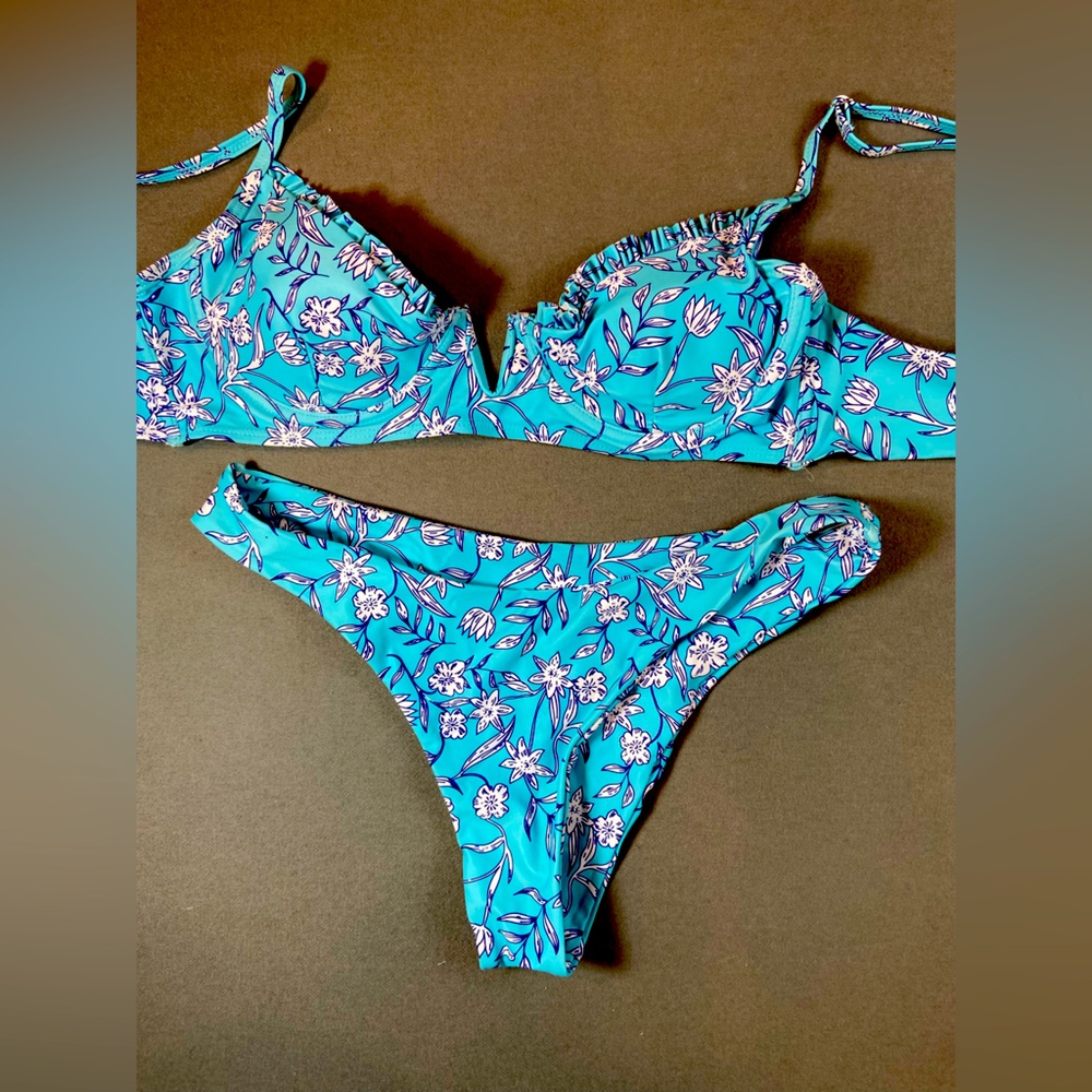 Zaful Bikini Floral Blue Ditsy‎ Ruffle Underwire top hi leg bottom Size Medium